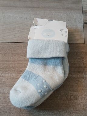Gymboree Brand New Baby Alligator  Non-Slip Sock 2 Pack FLAW Size 12-18 Month(k)
